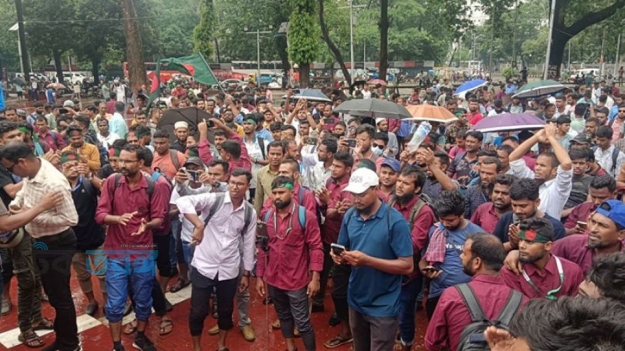শহিদ মিনারে তৃতীয় দিনের মতো পল্লী বিদ্যুৎ কর্মচারীদের অবস্থান
