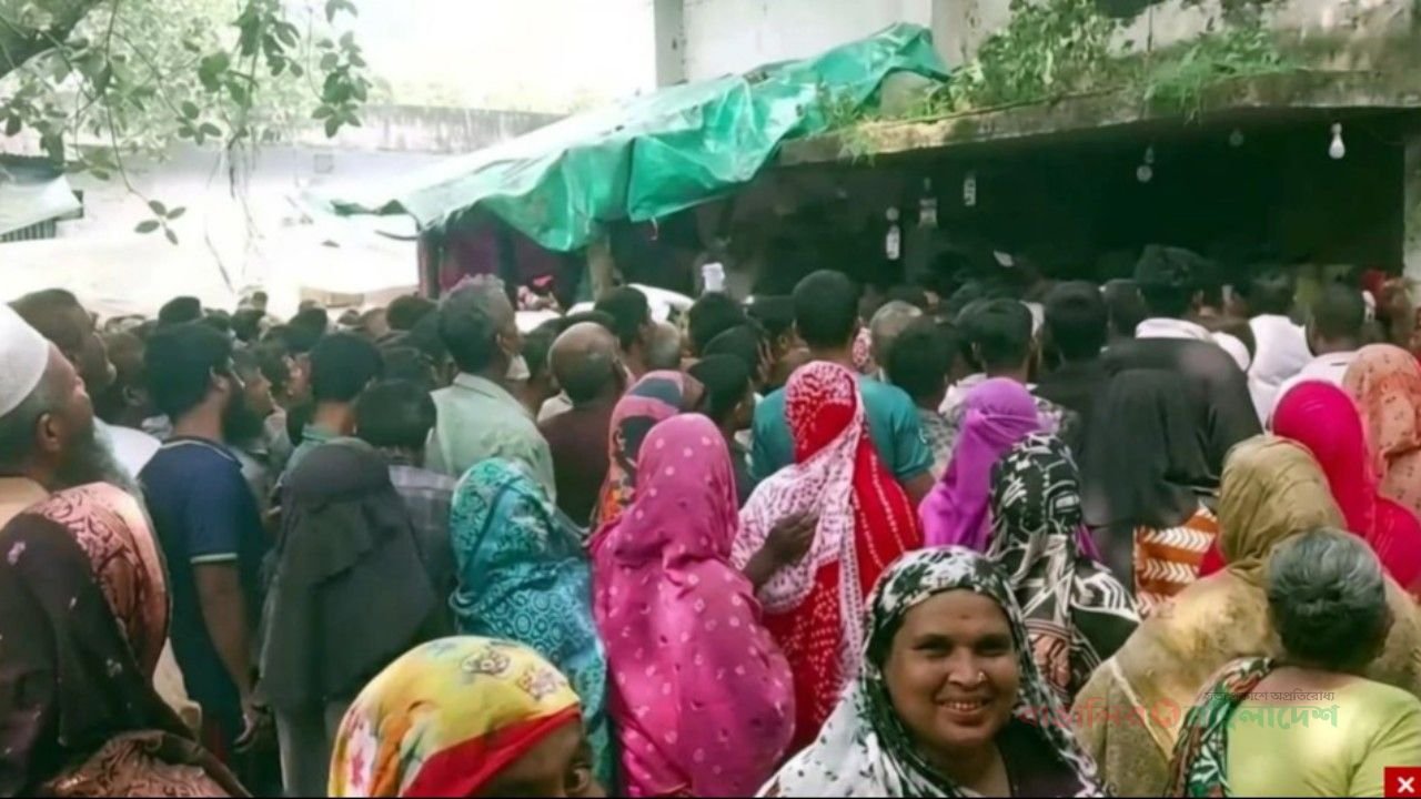 সারের জন্য কৃষকের উপচে পড়া ভিড়, ডিলারের দোকানে উত্তেজনা