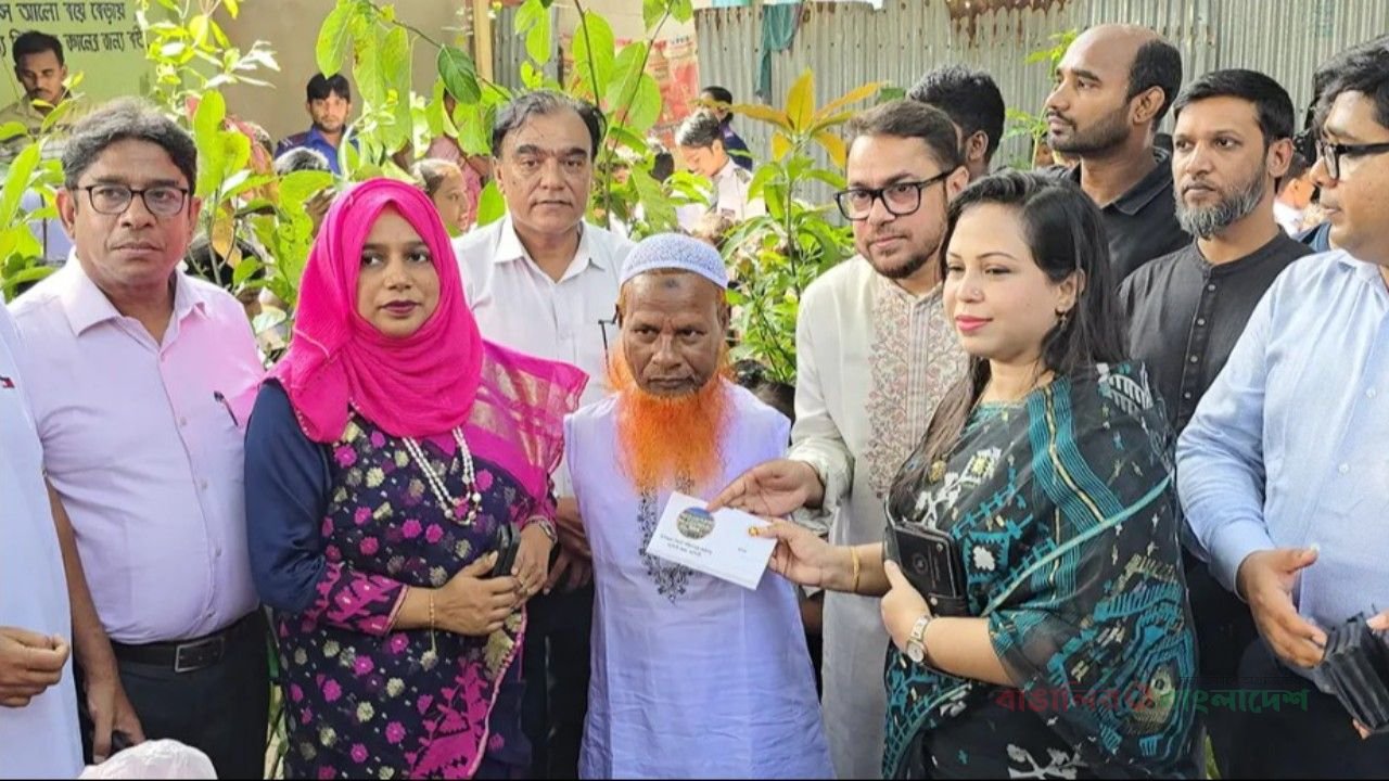 দুই হাত ছাড়াই গড়েছেন স্কুল, সেই দুঃখু মিয়ার পাশে জেলা প্রশাসন
