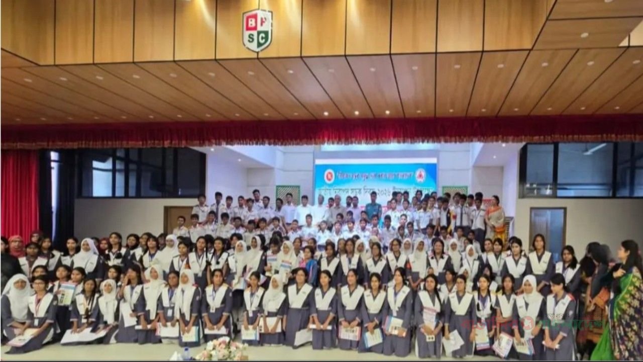 নিরাপদ সড়ক নিশ্চিত করতে শিক্ষার্থীদেরও সড়কে আইন মেনে চলতে হবে