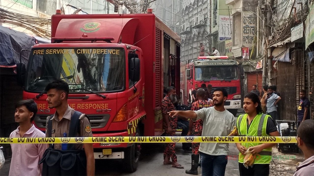 চকবাজারে ২১ ঘণ্টা পরও ধোঁয়া, কাজ করছেন ফায়ার ফাইটাররা