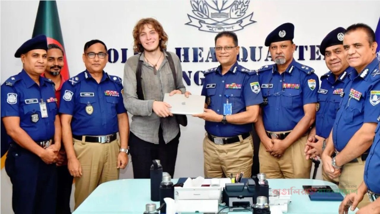 জার্মান পর্যটকের ম্যাকবুক উদ্ধার করে পুরস্কার পেলেন ২ পুলিশ কর্মকর্তা