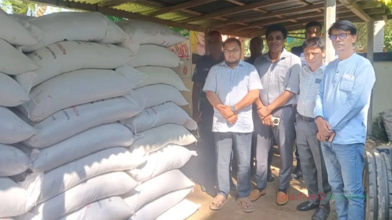 অবৈধভাবে পাচারের সময় ১২০ বস্তা সার জব্দ, ডিলারকে জরিমানা