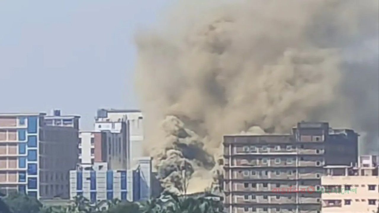টঙ্গীতে ওষুধ কারখানায় ভয়াবহ আগুন, নিয়ন্ত্রণে কাজ করছে ১২ ইউনিট