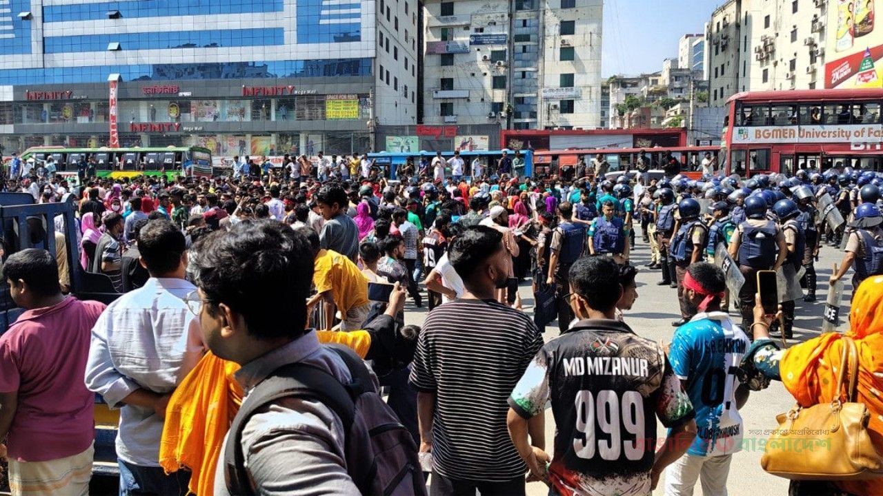 উত্তরায় পোশাকশ্রমিকদের মহাসড়ক অবরোধ, তীব্র যানজট