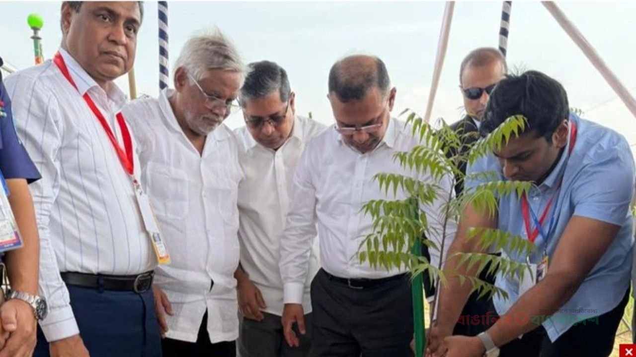 আমিনবাজারে মহাসড়কের পাশে গাছের চারা রোপণ করলেন প্রধানমন্ত্রী