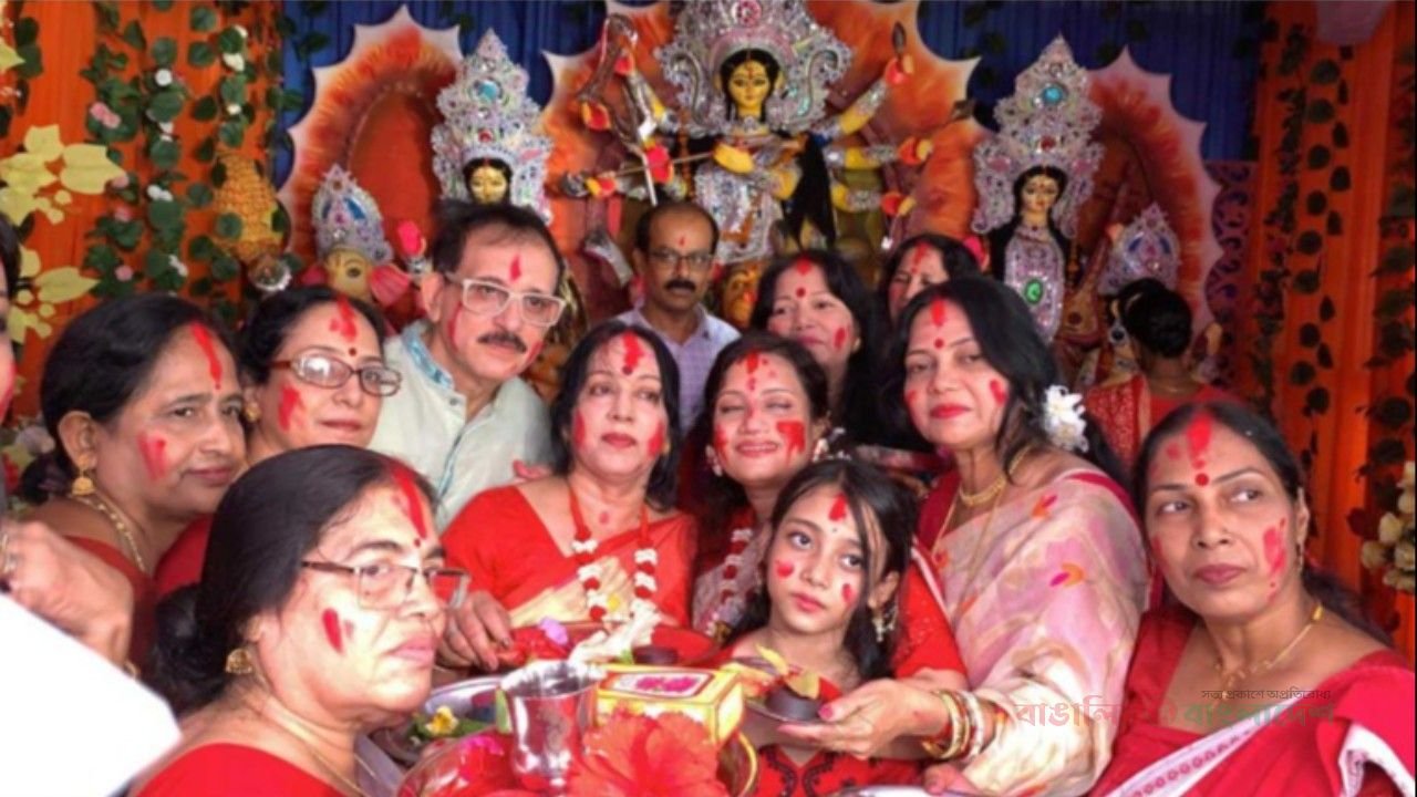 সিঁদুর খেলা আর অশ্রুজলে দেবী দুর্গাকে বিদায়