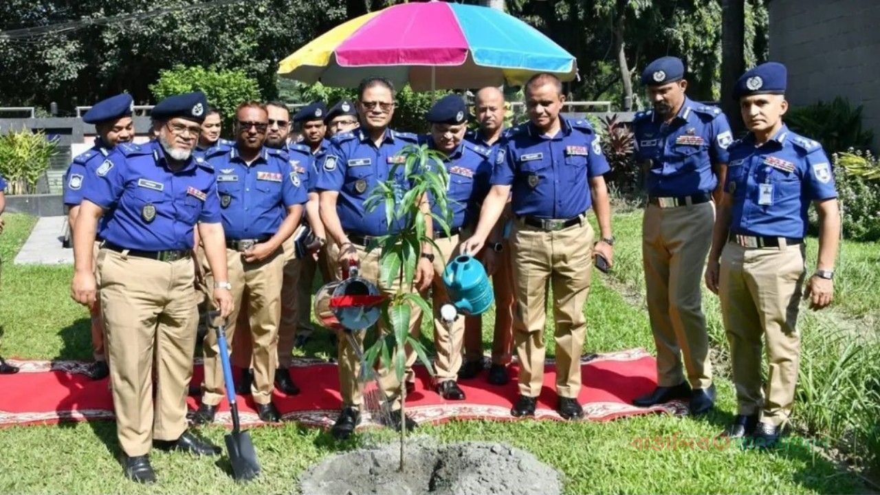 বৃক্ষরোপণ কর্মসূচি উদ্বোধন করলেন আইজিপি