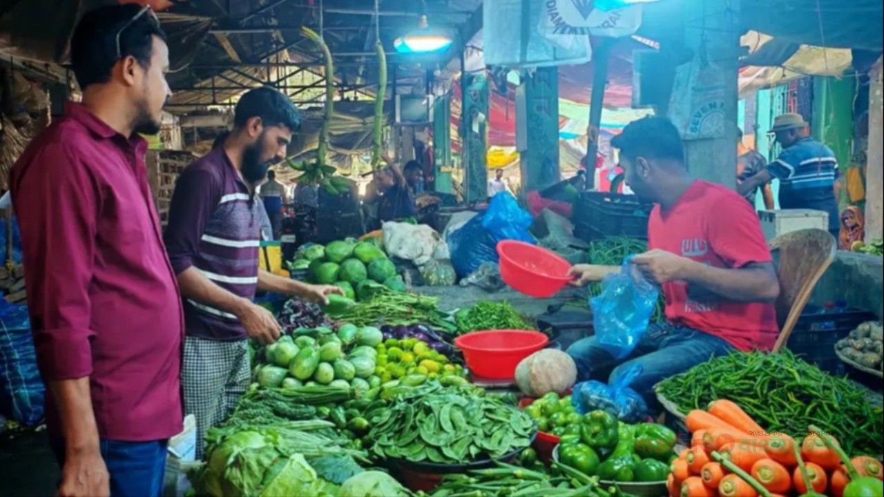 পিরোজপুরে সবজি নাগালের বাইরে, স্বস্তি নেই ডিম-মাছে